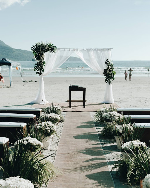 Top 20+ Romantic Beach Wedding Decor Ideas for Your Big Day Aliens tips Beach Wedding Decor Ideas, Romantic Beach Wedding, Starfish and Shells, Hanging Decorations, Bamboo Arch, Wooden Signs, Beach Umbrellas, Wooden Slice Centerpieces, Seashell Escort Cards, Driftwood Decor, Fairy Lights, Flower Garlands, Seaside-Inspired Favors, Beachy Escort Card Display, White Linens, Nautical Details, Seashell Bouquets, Wooden Benches, Sand-Filled Vases, Ocean-Inspired Invitations, Beachy Table Numbers, Sunset Serenade.