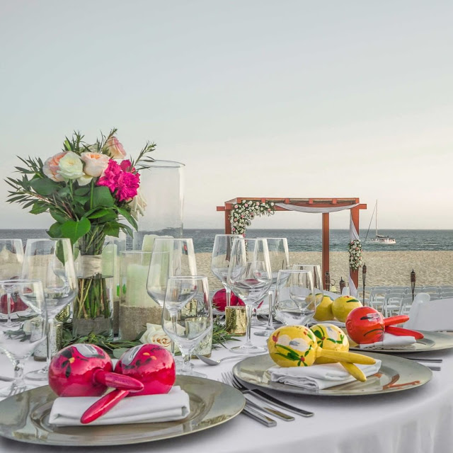 20 Romantic Beach Wedding Decor Idea Will Fascinate You-Aliens tips The most romantic and wonderful wedding ceremony is on the beach. You can enjoy terrific sunset & listen to the sound of the sea or ocean. Beach weddings don’t need many decorations, therefore you can make diy decorations. We propose decor ideas for guests book, centerpieces, beach signs, arches, and aisles. Create beach centerpieces with shells, pearls, flowers, and floating candles. Aisle and arch can be decorated with starfish, flowers, drapes, and driftwood. Enjoy fabulous beach wedding ideas! Aliens tips Beach wedding is for sure the most romantic with all the aesthetic decorations of mother nature and nautical will be pretty enchanting. speaking, planning a wedding will be truly tiring but a beach wedding will make everything more relaxing. You can really have a chance to enjoy yourself without wearing uncomfortable high-heeled wedding shoes. All you need is a pair of sandals and your guests will be more entertained. We’ve gathered some brilliant beach wedding ideas that are so thrilling. Aliens tips