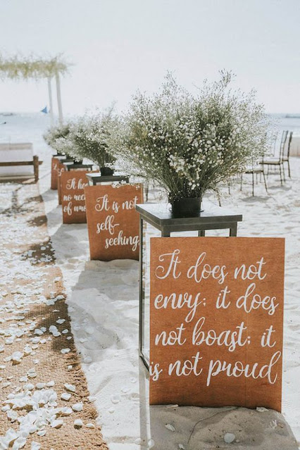 20 Romantic Beach Wedding Decor Idea Will Fascinate You-Aliens tips The most romantic and wonderful wedding ceremony is on the beach. You can enjoy terrific sunset & listen to the sound of the sea or ocean. Beach weddings don’t need many decorations, therefore you can make diy decorations. We propose decor ideas for guests book, centerpieces, beach signs, arches, and aisles. Create beach centerpieces with shells, pearls, flowers, and floating candles. Aisle and arch can be decorated with starfish, flowers, drapes, and driftwood. Enjoy fabulous beach wedding ideas! Aliens tips Beach wedding is for sure the most romantic with all the aesthetic decorations of mother nature and nautical will be pretty enchanting. speaking, planning a wedding will be truly tiring but a beach wedding will make everything more relaxing. You can really have a chance to enjoy yourself without wearing uncomfortable high-heeled wedding shoes. All you need is a pair of sandals and your guests will be more entertained. We’ve gathered some brilliant beach wedding ideas that are so thrilling. Aliens tips